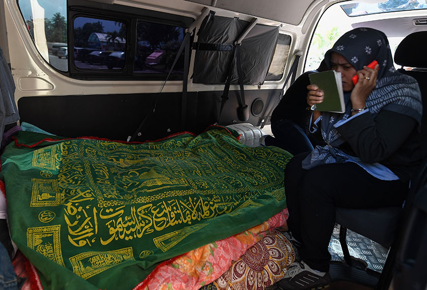 Jenazah tiga beradik yang lemas di Pantai Sura Tengah, Nurain Salsabila Zawawi, 6, Nurain Sofia, 8, dan Nurain Fatma, 10, dibawa ke kampung halaman nenek mereka di Rantau Panjang, Kelantan untuk dikebumikan hari ini. - BERNAMA