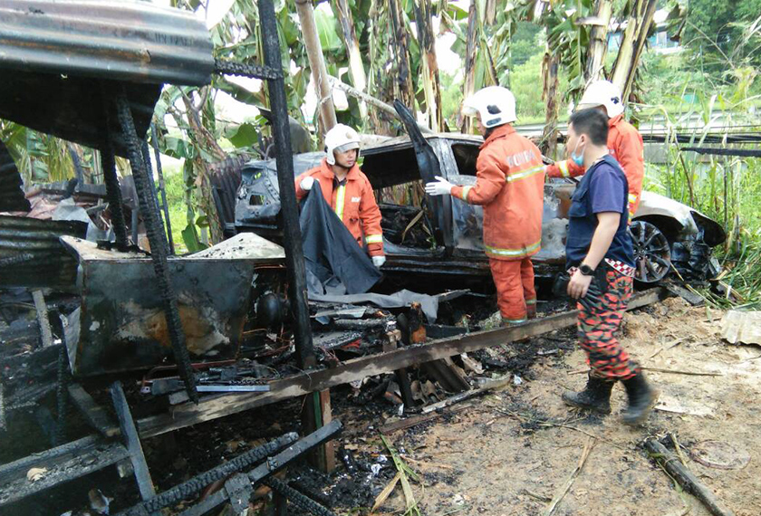Pasukan menyelamat sibuk membuat pemeriksaan keselamatan bagi memastikan api berjaya dikawal.