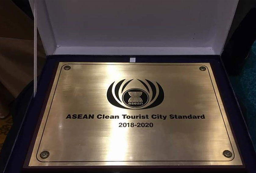 Anugerah ASEAN Clean Tourist City Standard yang berjaya dimenangi bandar Muar. - Foto: Astro AWANI