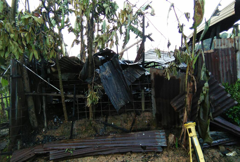 Keadaa rumah kosong yang musnah dijilat api.