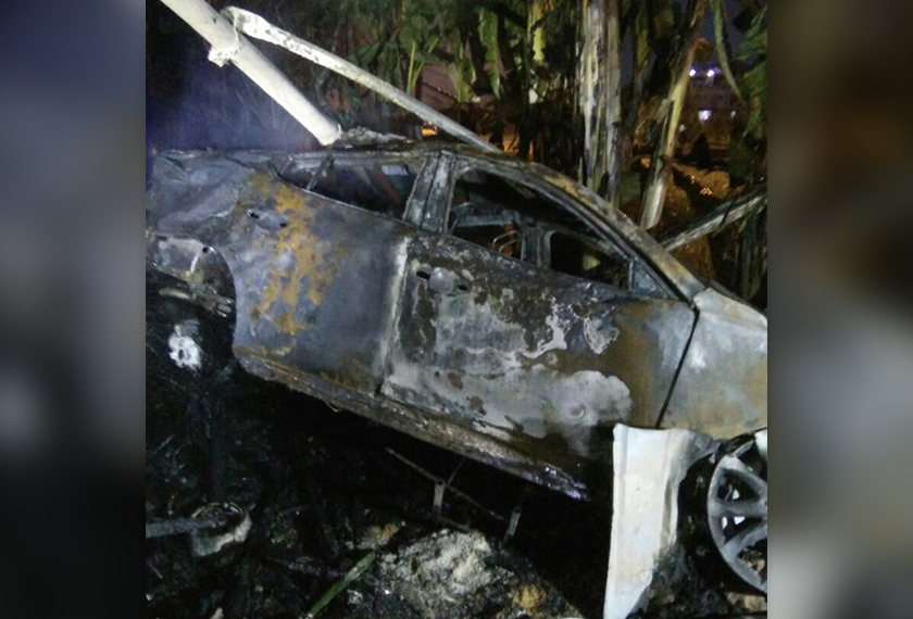 Kenderaan yang dinaiki wanita itu dan seorang lelaki rentung selepas merempuh sebuah rumah kosong.