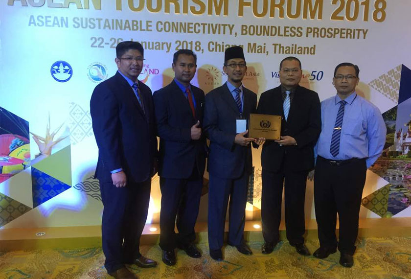 Yang Di Pertua Majlis Perbandaran Muar, Mustaffa Kamal Shamsudin bersama pegawai pengiring menerima anugerah ini di Chiang Mai, Thailand. - Foto: Astro AWANI