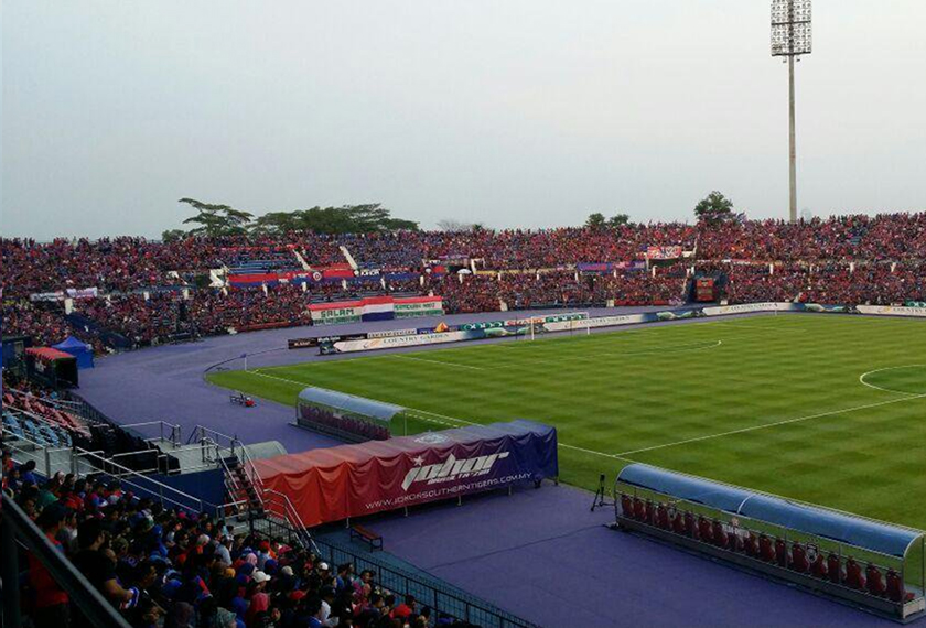 Mampukah penyokong hijau kuning sama-sama menyerlah di lautan merah biru di Stadium Larkin malam ini? - Astro AWANI