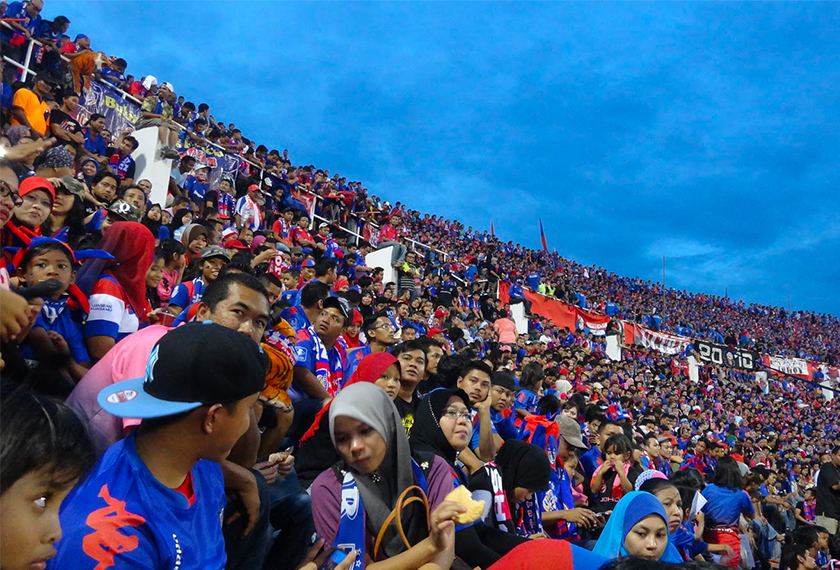 Suasana di Stadium Tan Sri Dato' Haji Hassan Yunos, Larkin malam ini pasti gegak gempita. - Gambar fail