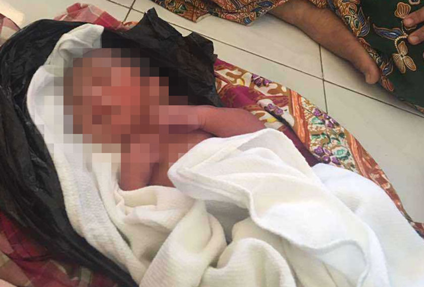 bayi itu ditemukan dalam keadaan berbalut dengan plastik sampah berwarna hitam oleh penduduk yang kebetulan melalui kawasan tersebut kira - kira jam 11.40 pagi. - Foto Astro AWANI