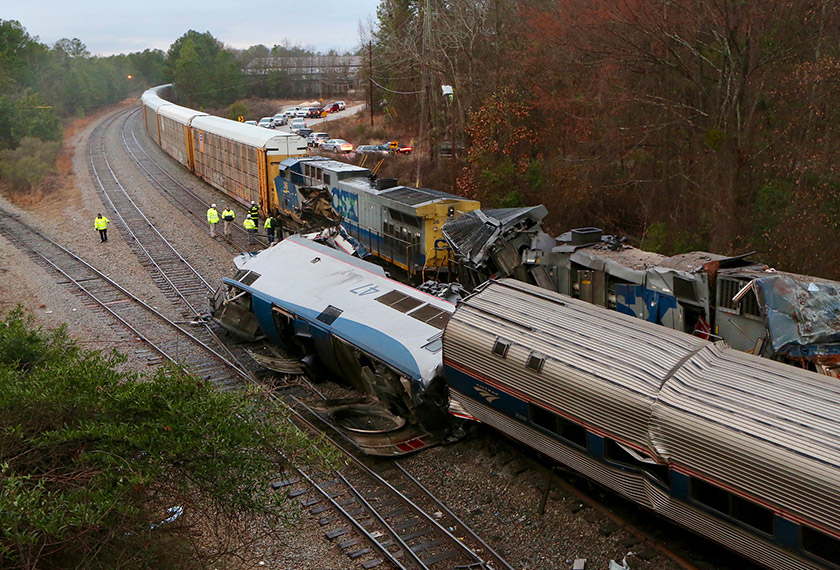 Nahas keretapi itu turut menyebabkan konduktor keretapi serta juruteranya terkorban. Foto: AP
