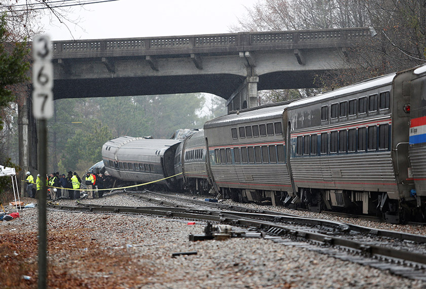 Pasukan kecemasan berada di lokasi nahas bagi menjalankan operasi menyelamat mangs aterlibat. Foto: Reuters