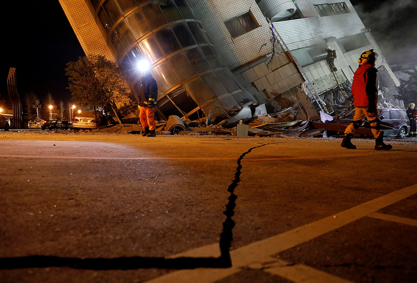 Keadaan jalan raya yang rosak akibat gempa bumi yang melanda Hualien, tengah malam semalam.