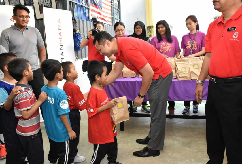 Ketua Pegawai Eksekutif Pelaburan MARA Berhad, Datuk Nazim Rahman mengagihkan makanan kepada kanak-kanak kurang bernasib baik.