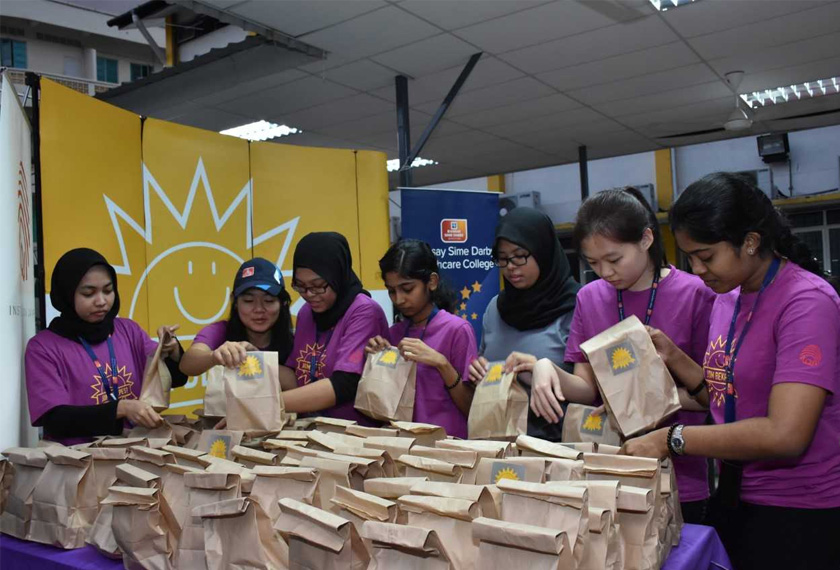 Lebih 40 pelajar Kolej Ramsay Sime Darby terlibat sebagai sukarelawan program ini.