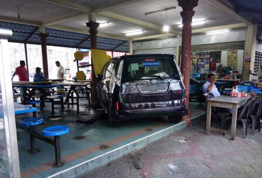 Kenderaan Perodua Alza yang merempuh masuk ke ruang makan sebuah premis.