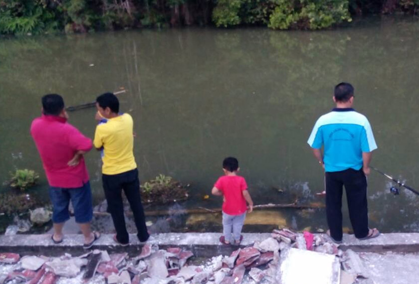 Bau busuk dan menjijikkan ini boleh dihidu hingga daripada dalam rumah.
