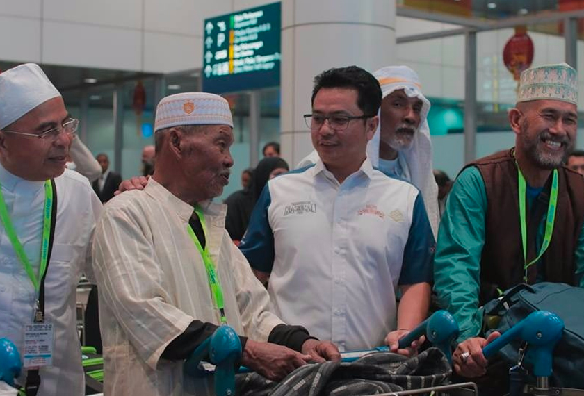 Rizal Mansor menyambut kepulangan 23 penggiat seni yang menunaikan umrah