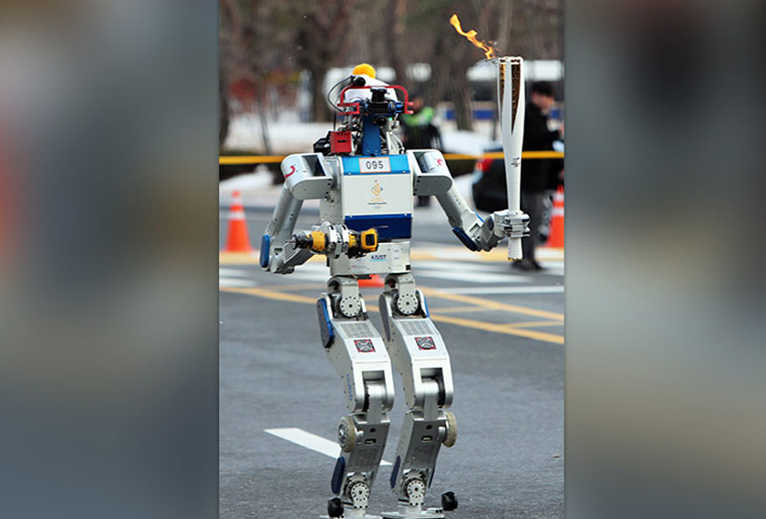 HUBO, robot humanoid dilihat sedang berlari memegang obor Olimpik Musim Sejuk Pyeonchang 2018.