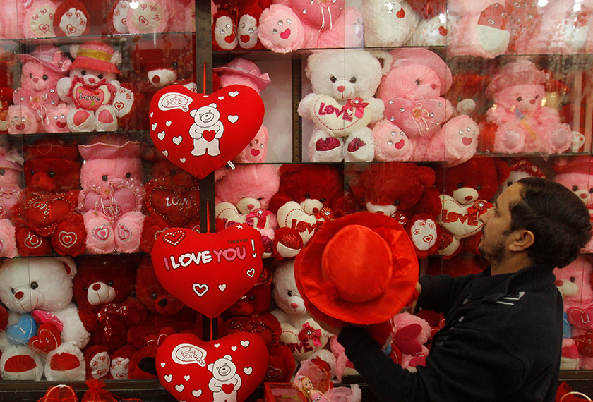 Sebarang acara termasuk liputan media mempromosi Hari Valentine tidak dibenarkan di seluruh Pakistan.- Foto: Reuters