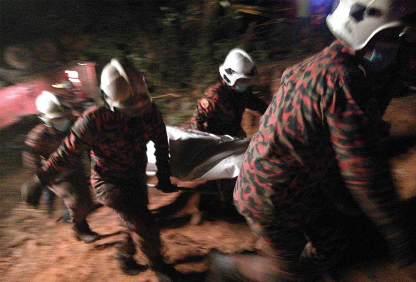 Mayat mangsa yang berjaya dikeluarkan pada jam 9 malam.