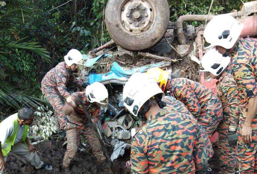 Pasukan bomba mengambil masa lapan jam untuk mengeluarkan mangsa.