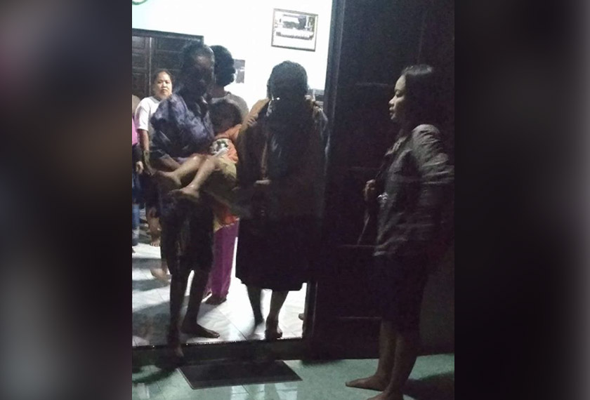 Mangsa dilaporkan sudah menerima rawatan di pusat kesihatan berdekatan manakala ibunya kini ditahan. -Instagram @infocegatansukoharjo