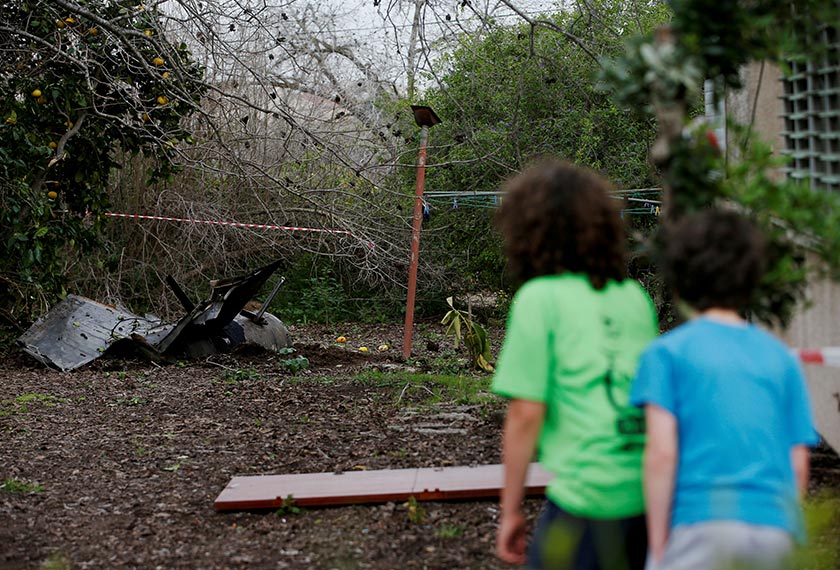 Kanak-kanak di Quneitra, Syria melihat serpihan peluru bepandu yang digunakan untuk menyerang F-16. - FOTO: REUTERS