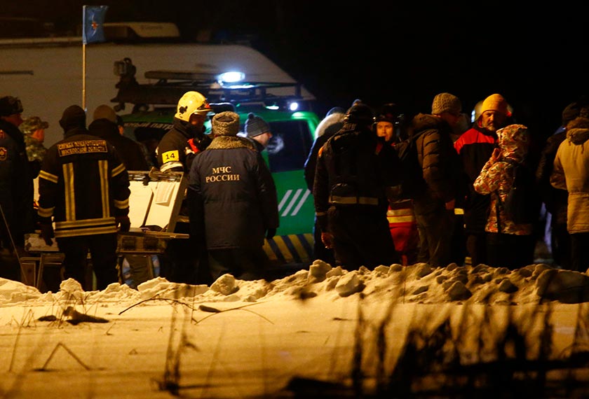 Pasukan penyelamat meneruskan usaha mengumpul serpihan bangkai pesawat dan mencari kotak hitam bagi mencari punca nahas pesawat terhempas. - REUTERS