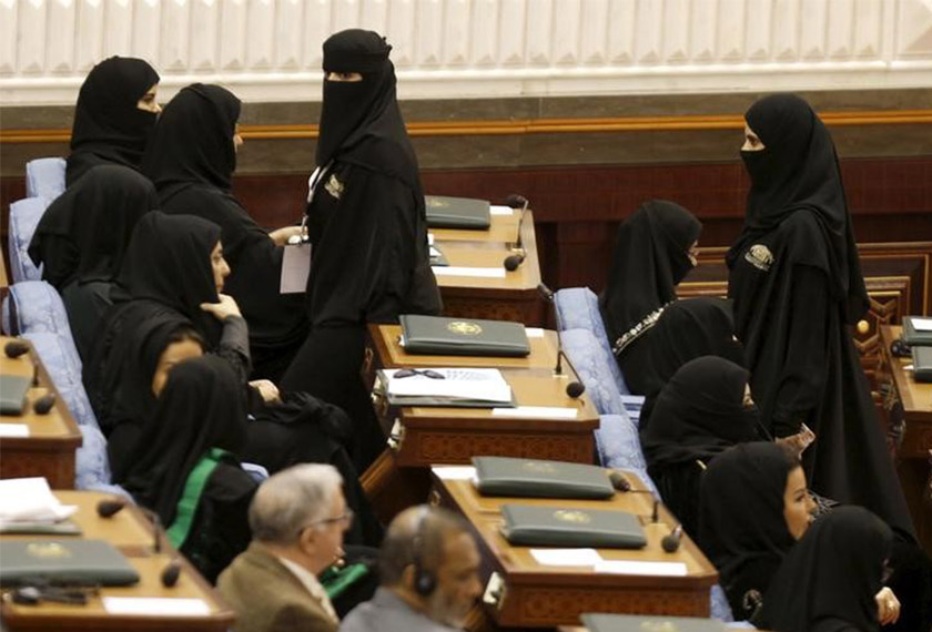 Wanita Arab Saudi kini tidak lagi perlu berjubah di tempat awam. FOTO: REUTERS