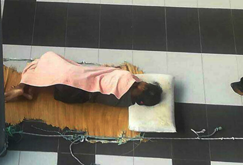 Mangsa juga dipercayai dipaksa majikannya tidur di luar rumah hanya beralaskan tikar dan ditemani anjing.