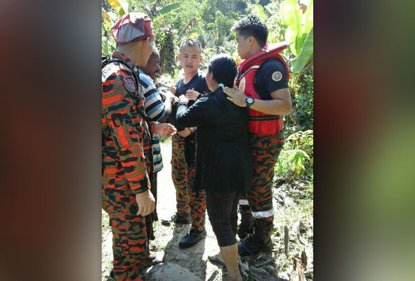 Anggota bomba dan penyelamat dipercayai menenangkan ahli keluarga kanak-kanak itu.