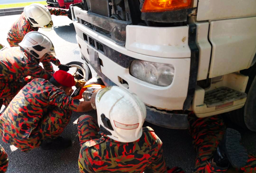 Mangsa, Asmawati Mat Asri, 27 tahun maut ditempat kejadian selepas disahkan meninggal dunia oleh pegawai perubatan dari Pusat Perubatan Universiti Malaya (PPUM). - Foto JBPM Selangor