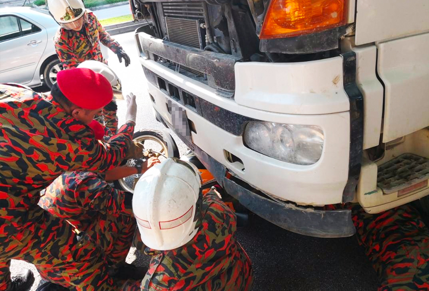 Pihak bomba terpaksa mengeluarkan mangsa menggunakan beg angin.- Foto JBPM Selangor
