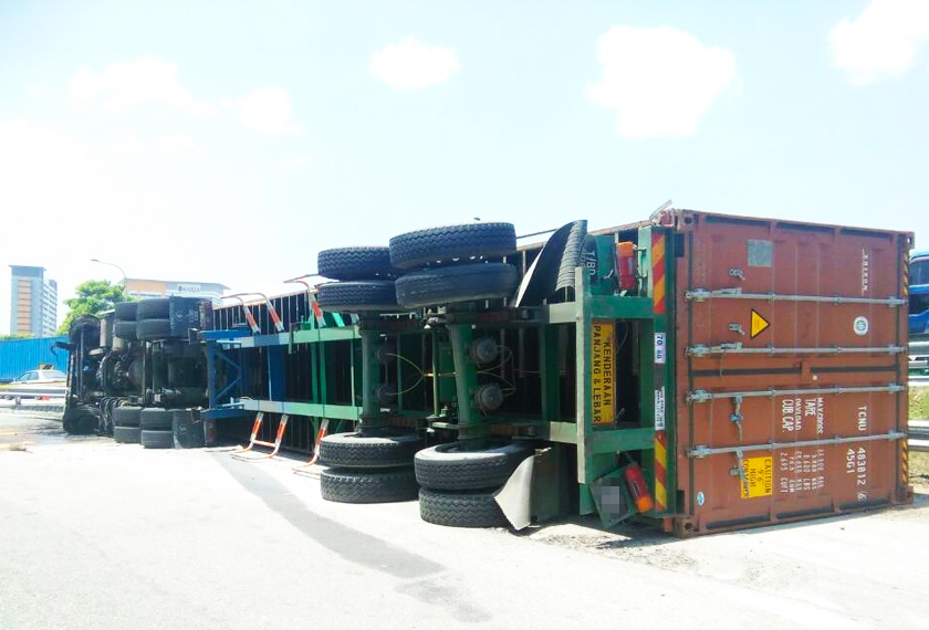 Seramai 11 anggota dan pegawai dari Balai Bomba dan Penyelamat (BBP) KLIA dan Teluk Panglima Garang dikerahkan ke tempat kejadian selepas panggilan kecemasan diterima. - Foto JBPM Selangor