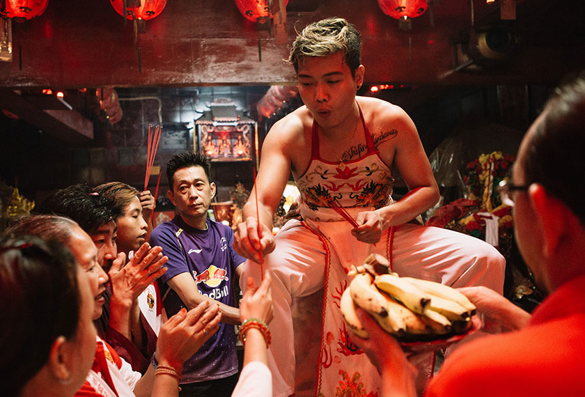 Arifin, yang dirasuk roh Raja Monyet, Sun Wukong, memberikan dupa kepada penganutnya. Ceritalah/ Muhammad Fadli