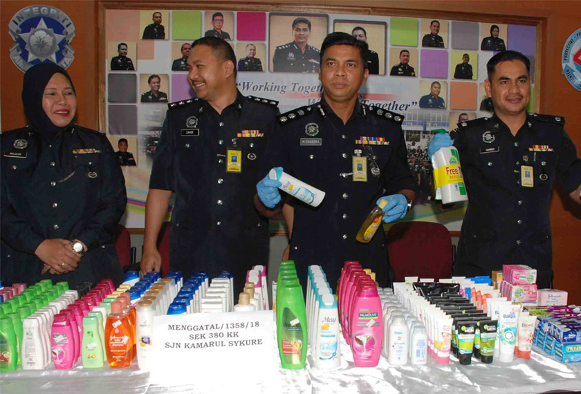 M. Chandra menunjukkan barangan yang dipercayai dicuri oleh suspek. - Foto Astro AWANI/ Ruzaini Zulkepli