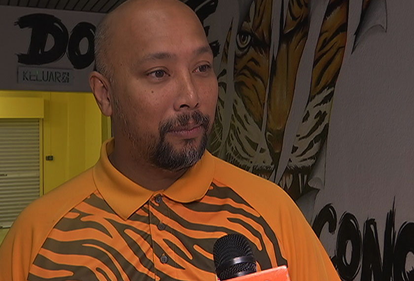 “Yakin pada diri dan jangan menyerah kalah selagi wisel penamat belum ditiupkan.” Itulah motivasi yang menjadi pegangan sukad ragbi Malaysia 15 sebelah (15s) yang bakal berdepan pasukan lebih kuat dalam Kejohanan Asia Rugby pada 24 April hingga 2 Jun tahun ini. Menurut Pengurus Besar Kesatuan Ragbi Malaysia, Muhd Mazuri Salehuddin berkata,” Pasukan negara akan terus berjuang dan paling utama pemain perlu beri komitmen 100 peratus demi sumbangan kepada negara.” “Jika semua pemain memberi yang terbaik untuk pasukan, itu adalah satu kejayaan kepada kita,” tambahnya lagi. Selain itu, penggunaan peranti digital oleh pemain ketika perlawanan iaitu Global Positioning System (GPS) dan Sportscode telah memantapkan pasukan dalam pelbagai aspek. Bagi Pengurus Pasukan, Rahimi Muhd Yusof memberitahu, pemain sedia ada mampu memberi saingan hebat kepada Hong Kong dan Korea Selatan. Jelasnya, matlamat skuad kebangsaan ialah mejuarai Kejohanan Asia Rugby sebagai fasa pertama sebelum layak ke Piala Dunia Ragbi 2019 di Jepun. “Bagi memenangi perlawanan ini, kita perlu mengurangkan jurang dengan pasukan lawan dalam aspek fizikal, mental, dan juga taktikal,” jelas beliau. Skuad ragbi negara mencipta sejarah apabila pertama kali layak ke Kejohanan Asia Rugby DIvisyen Premier yang berlansung pada 24 April hingga 2 Jun tahun ini. Lebih manis, Stadium Nasional akan menjadi stadium tuan rumah yang menyaksikan Malaysia berdepan Korea Selatan pada 28 April dan Hong Kong pada 5 Mei.