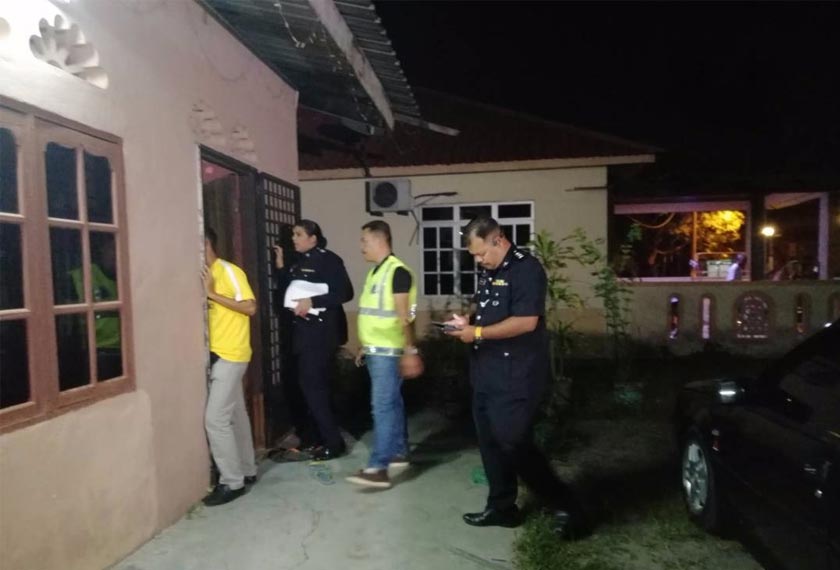Polis pergi ke rumah keluarga bayi malang itu di Kampung Tok Panjang, Bukit Mertajam Pulau Pinang malam ini.