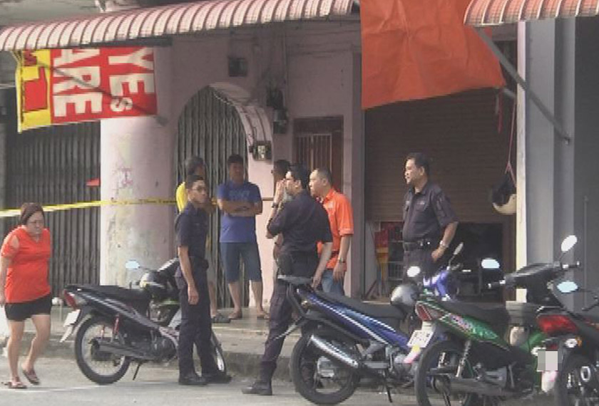 Polis dengan bantuan pihak bomba mereka telah berjaya menahan dua lagi suspek yang sedang bersembunyi di atas bumbung kedai sekitar jam 8.30 pagi. - Foto Astro AWANI