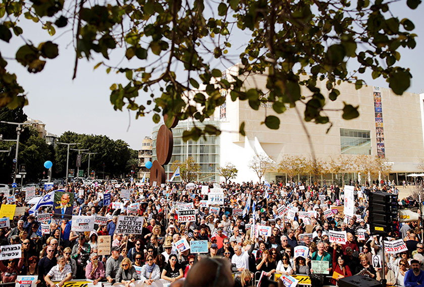 Orang ramai menjalankan protes mereka di Dataran Tel Aviv sebagai simbol bantahan terhadap Netanyahu. - Reuters
