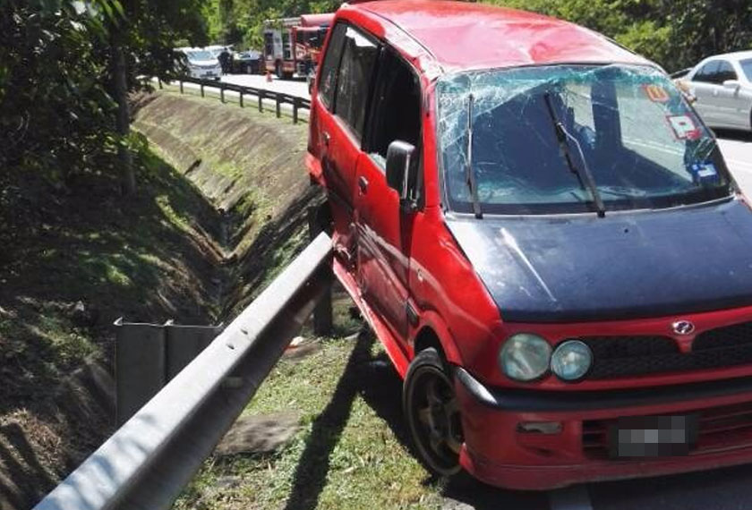 Difahamkan kenderaan Nissan Frontier dan Kenari  berkenaan dalam perjalanan dari arah Gerik ke Jeli manakala Audi pula dari arah bertentangan. - Foto PDRM