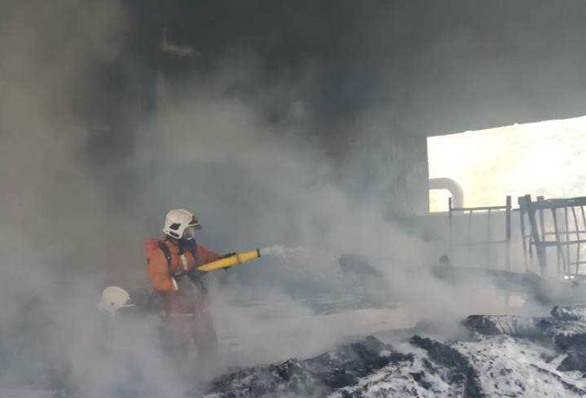 Bomba menerima panggilan pukul 10.23 pagi tadi dan menggerakkan dua pegawai bersama 21 anggota dari Balai Bomba dan Penyelamat (BBP) Batu Arang, Rawang dan Sungai Buloh. - Foto Ihsan JBPM