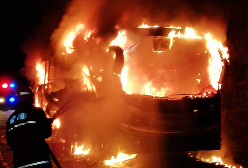 Keadaan bas persiaran yang terbakar dalam kejadian di Jalan Tamparuli-Ranau, Tuaran. - Astro AWANI