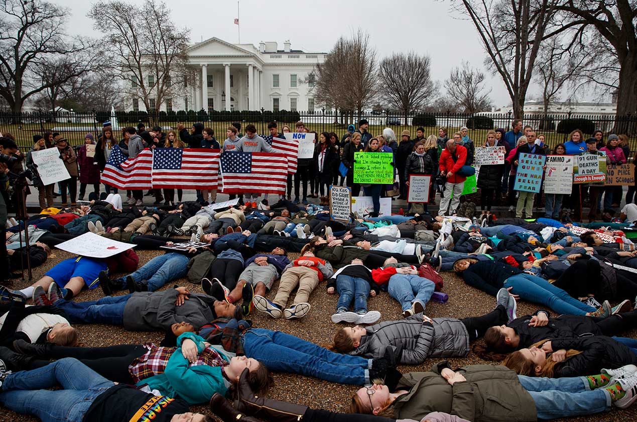 Sebahagian penunjuk perasaan berbaring di hadapan pintu masuk ke White House - Gambar AP