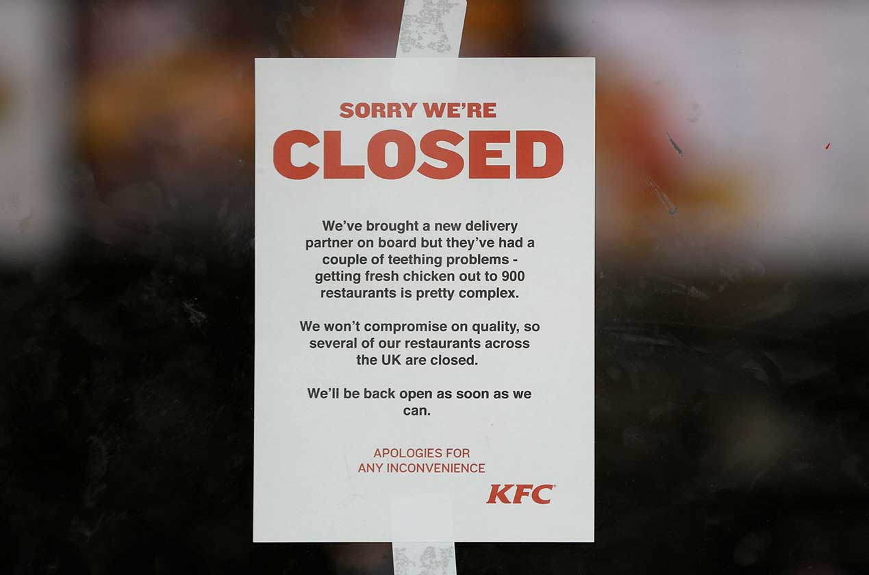 Notis penutupan restoran KFC di Coalville, Britain pada 19 Feb 2018. - REUTERS