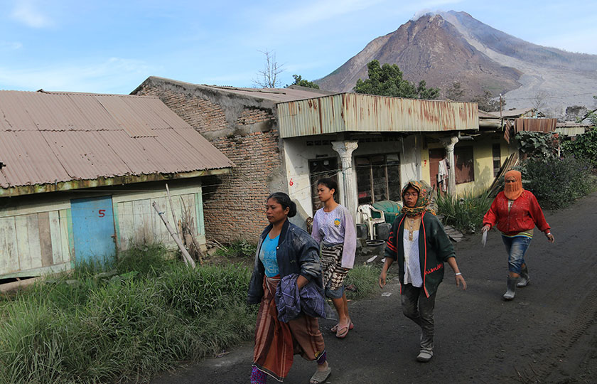 Penduduk sekitar terpaksa dipindahkan ke tempat perlindungan berikutan letusan asap yang tebal dan panas di Gunung Sinabung.