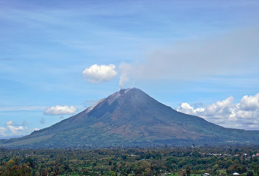 Gunung yang juga aktif dengan aktiviti pendakian ini menjadi salah satu produk pelancongan di daerah Karo, Sumatera Utara dan terletak 25 kaki daripada Tasik Toba.
