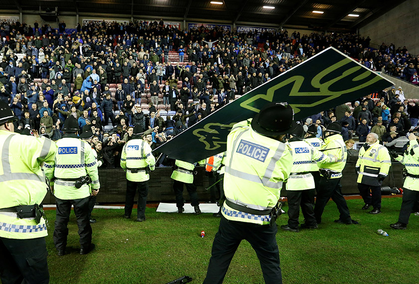 Penyokong City beremosi, polis jadi mangsa dilempar papan iklan. - Gambar REUTERS