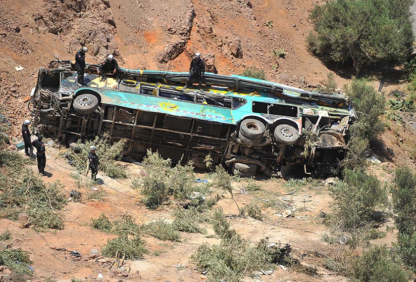 Insiden ini merupakan yang kedua teruk berlaku di Peru, selepas kemalangan pada 2 Januari lalu yang mengorbankan 52 penumpang bas. - Foto Reuters