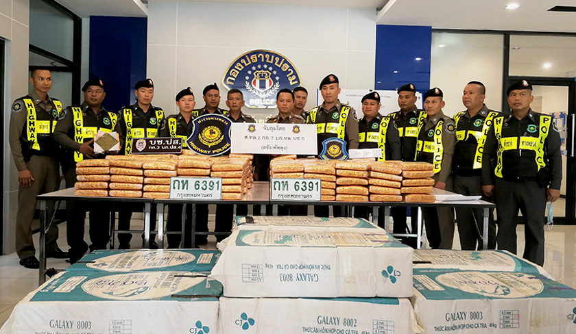 Anggota polis Thailand bersama hasil rampasan 1.09 tan ganja di Trang pada Selasa lalu. - BERNAMA