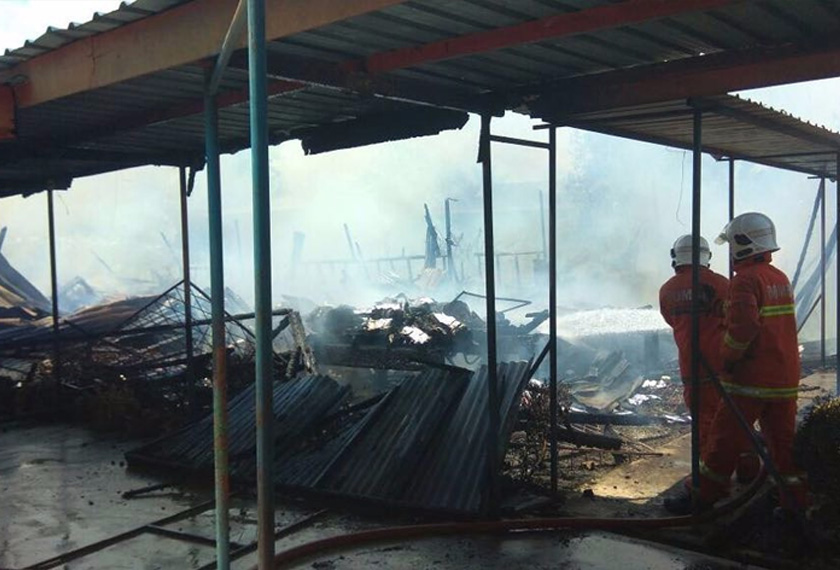 Pasukan Bomba dan Penyelamat Tawau berusaha memadam kebakaran SK Sentosa di sini. - Foto JBPM Tawau