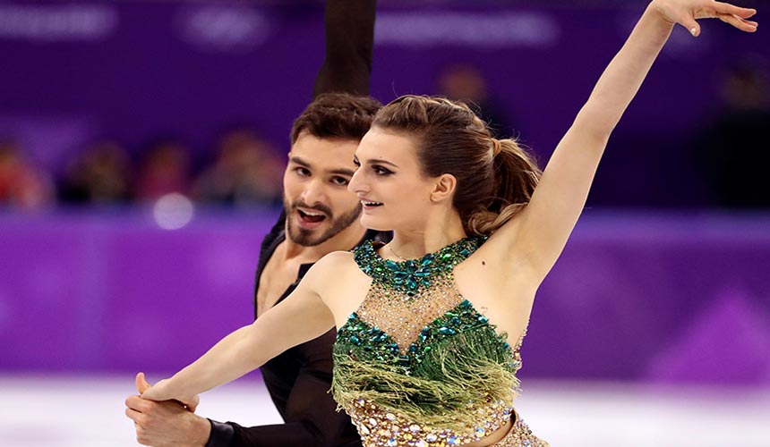 Gabriella Papadakis, yang berpasangan dengan Guillaume Cizeron selaku wakil Perancis, terlucut blausnya ketika beraksi. REUTERS