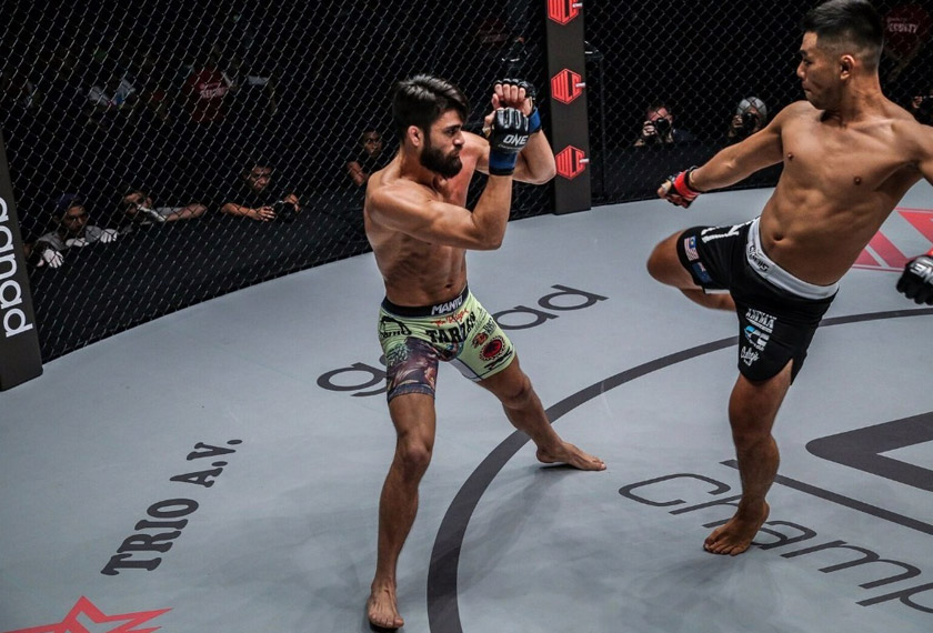 Ev Ting (kanan) ketika beraksi menentang Ariel Sexton pada ONE: Quest for Gold di Yangon, malam tadi. - Foto ONE Championship