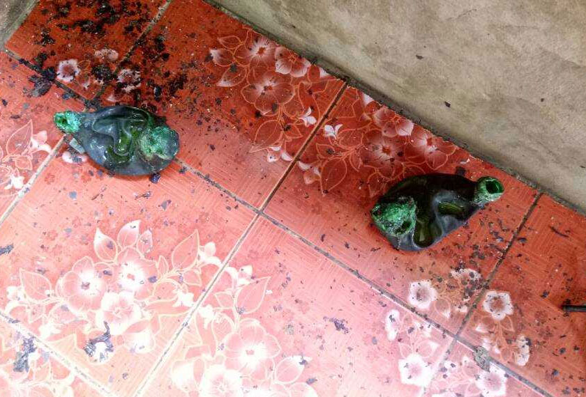 Botol berisi petrol yang digunakan oleh suspek untuk membakar rumah mertuanya. - Astro AWANI